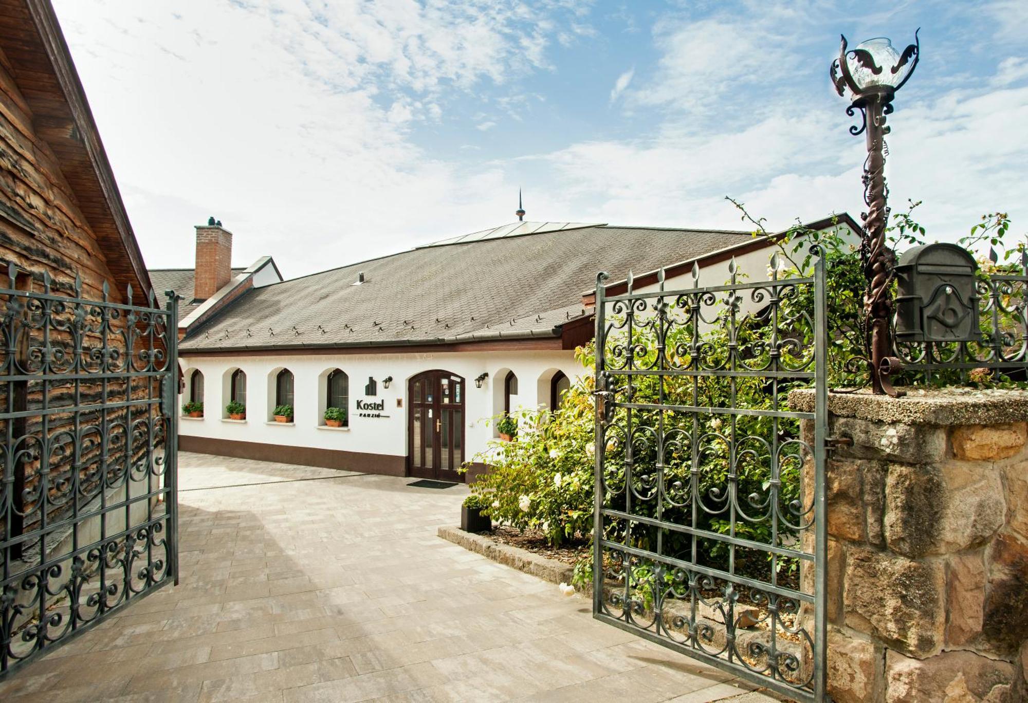 Hotel Kostel Panzio Kesztolc Zewnętrze zdjęcie