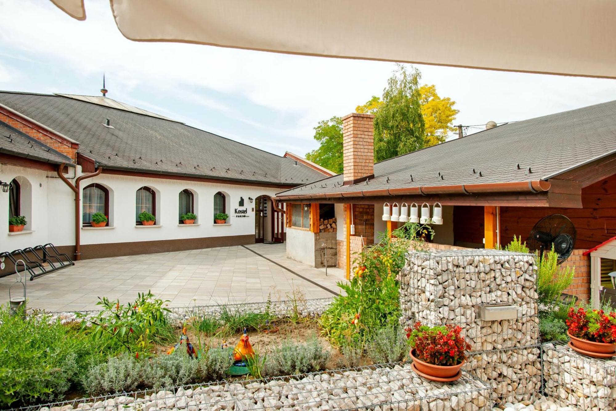 Hotel Kostel Panzio Kesztolc Zewnętrze zdjęcie